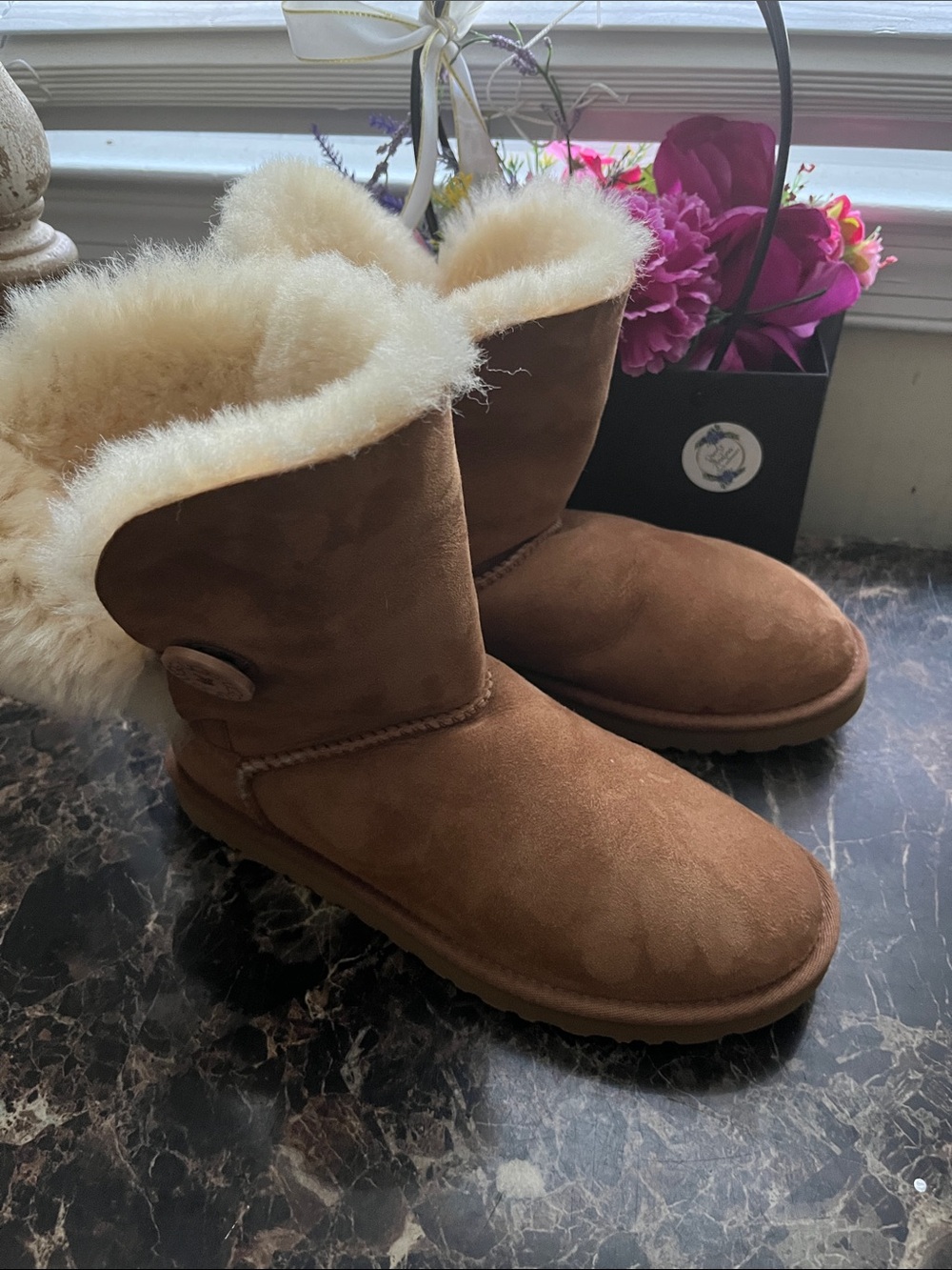 UGG Australia
Bailey Button
Winter/Fall
Sheepskin/Suede Boots
Size 9 for Women